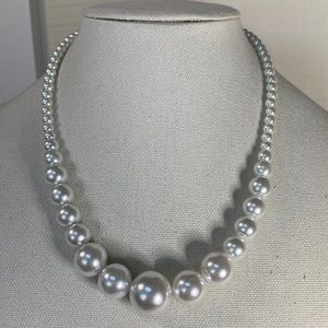 Bright white graduated Pearl bead necklace